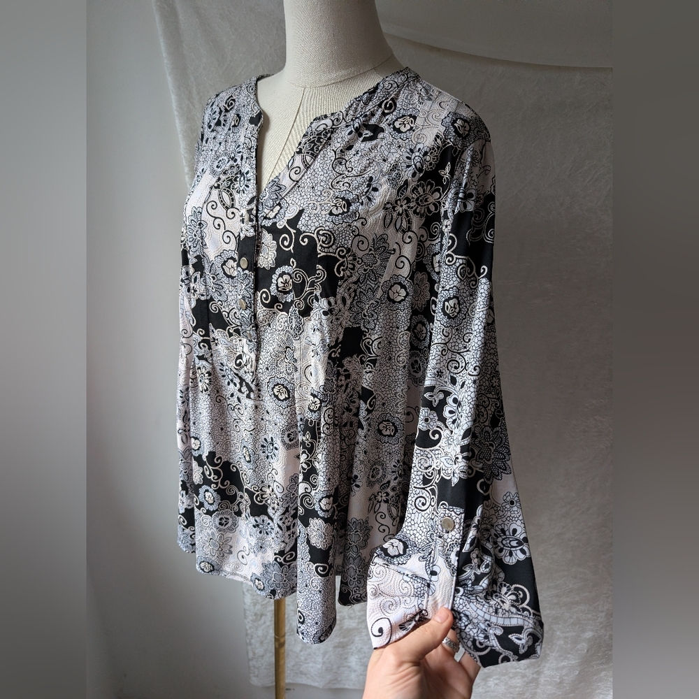Notations Silky Black And White Paisley Floral Chic V Neck 3/4 Sleeve